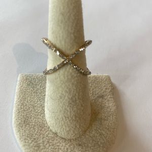 Gold-plated crossed ring with crystals